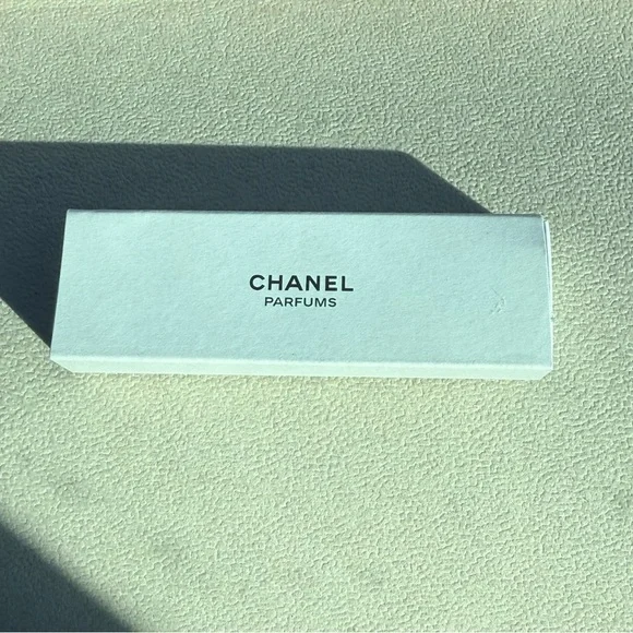 CHANEL Parfums Elegant White Box - Picture 2 of 2
